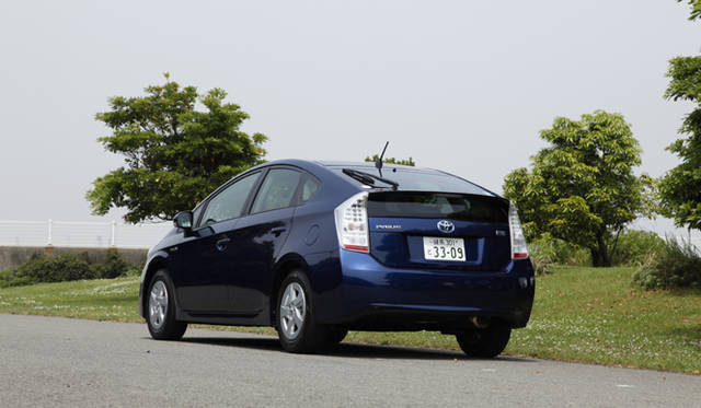 <b>TOYOTA PRIUS｜トヨタ・プリウス</b>