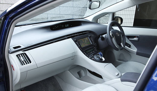 <b>TOYOTA PRIUS｜トヨタ・プリウス</b>