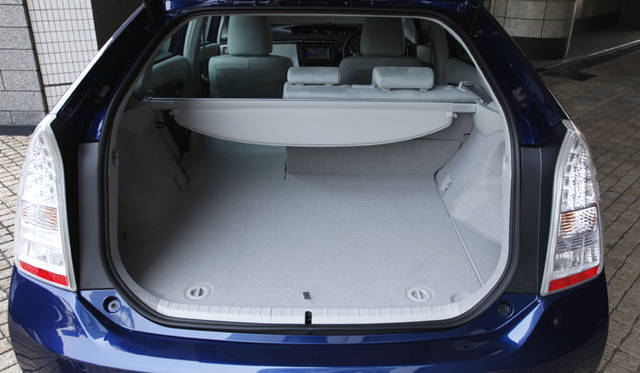 <b>TOYOTA PRIUS｜トヨタ・プリウス</b>