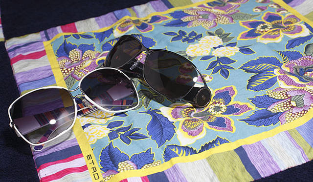 　サングラス（左・ウィメンズ）4万5150円、サングラス（右・メンズ）5万1450円、ビーチタオル（メンズ）5万1450円