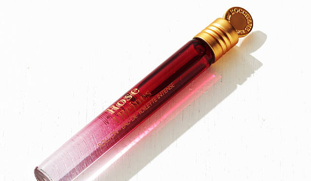 ／香調｜ロクシタンローズ／TOP NOTE｜ブラックカラントリーブス、バイオレットリーブス・ベルガモット／MIDDLE NOTE｜グラースローズ、ブルガリアンローズ、モロッカンローズ、ターキッシュローズ／BASE NOTE｜サンダルウッド、ホワイトシダー、ヘリオトロープ／容量｜10ml／価格｜2940円ロクシタン ジャポン カスタマーサービス　／Tel. 03-3234-6940／www.loccitane.co.jp