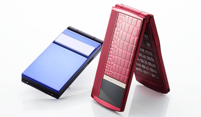 Chapter 1｜ docomo SMART series　左P-09A、右N-09A