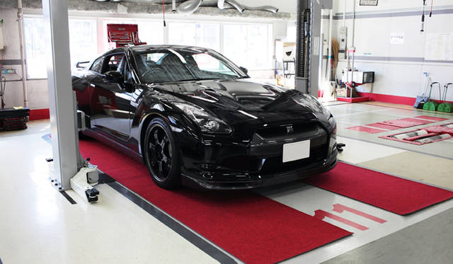 　Spec Vの作業時は写真のようにレッドカーペットが敷かれる。