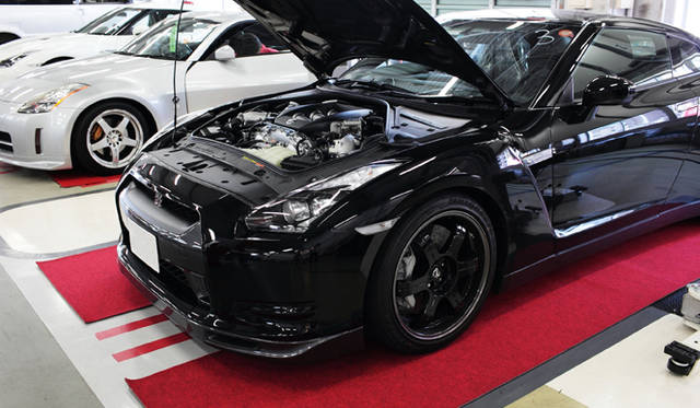 　Spec Vの作業時は写真のようにレッドカーペットが敷かれる。