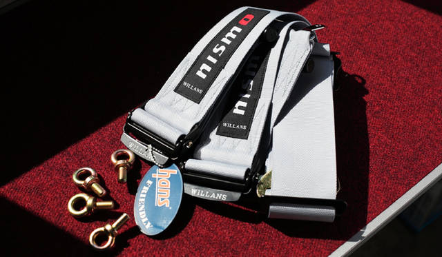　今回装着したNISMO（ニスモ）ブランドの4点式シートベルト。WILLANSとのダブルネーム。