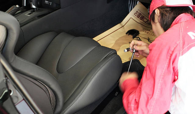 　軽量バケットシートのSpec Vのほうが基準車よりシートの脱着が行いやすい。