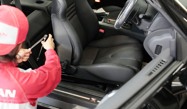 　まずはシートを外してから、アンカーボルトを取り付ける。