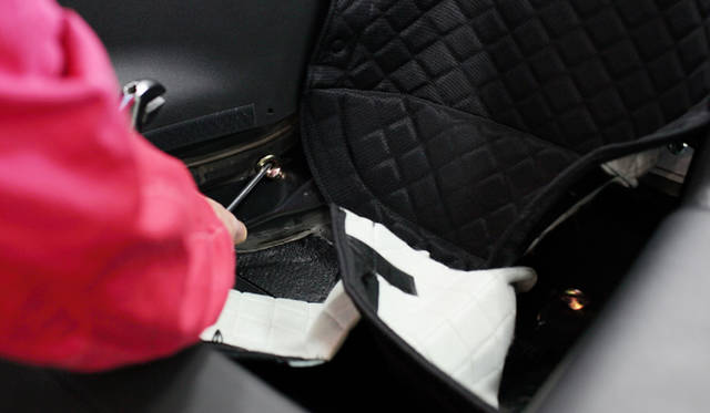 　リアのアンカーボルトはキルティングカバーを外して装着。