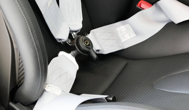 　安全性のため、バックルはワンアクションで4つのベルトが外せる。