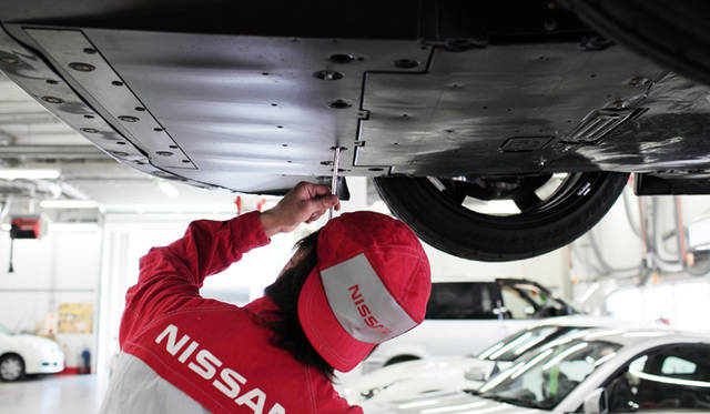 　オイル交換はボディ下面のパネルの一部を取り外して行う。