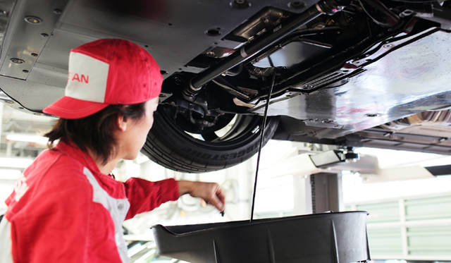 　ボディ下面のパネルを取り外してから、エンジンオイルを抜く。