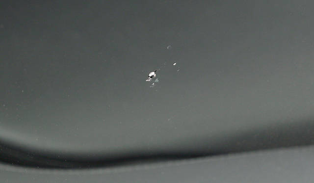 　フロントウィンドウについた跳ね石の跡。