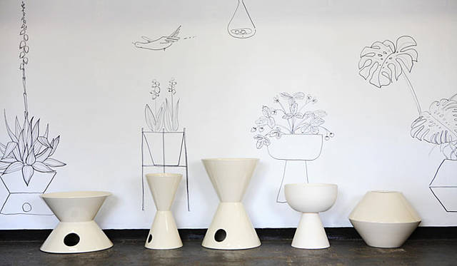 「アーキテクチュラルポテリー（Architectual Pottery）」<br>左から、プランター（TH-3 GLOSS GLAZED・VANILLA WHITE）22万1200円、（TH-2 GLOSS GLAZED・VANILLA WHITE）7万4800円、（TH-4 GLOSS GLAZED・VANILLA WHITE）24万1400円、（FX WITH OPTIONAL S-2 BASE・NATURAL BISQUE 素焼き）5万7800円、（IH-3 GLOSS GLAZED・VANILLA WHITE）22万1200円