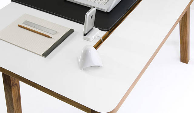 デザインデスク「StudioDesk（スタジオデスク）」 好きなところからケーブルを引き出せるケーブルスロット