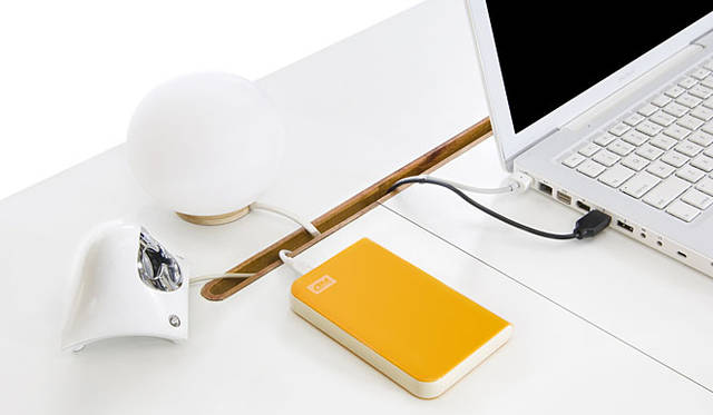 デザインデスク「StudioDesk（スタジオデスク）」 長さとホコリに悩まされることなくスッキリと配線