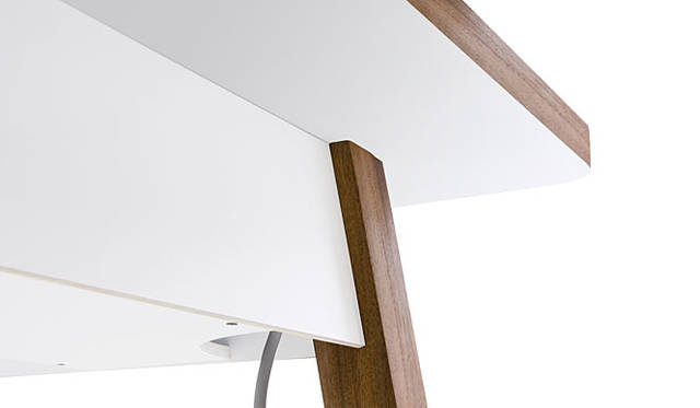 デザインデスク「StudioDesk（スタジオデスク）」 脚と固定部品を取り付けるだけのかんたん組み立て