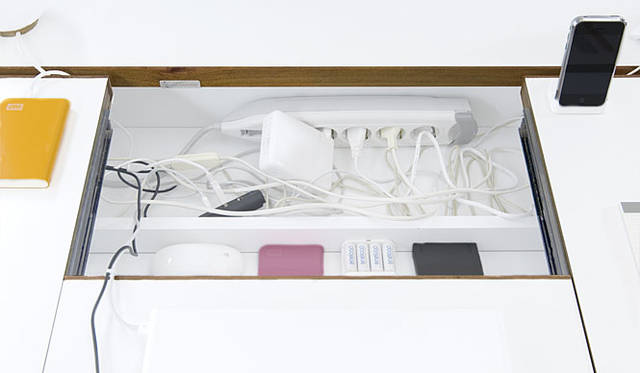 デザインデスク「StudioDesk（スタジオデスク）」 コンピュータ周辺の悩みをまとめて解決