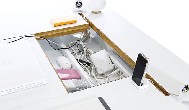 デザインデスク「StudioDesk（スタジオデスク）」 電源タップやACアダプター、余ったコード類を天板の下に収納可能 