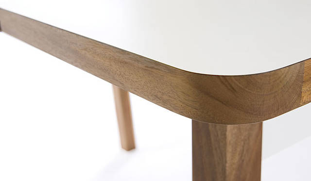 デザインデスク「StudioDesk（スタジオデスク）」 素材には無垢のマホガニーを採用