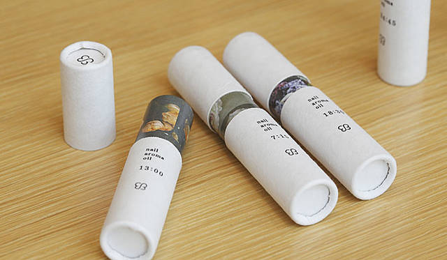 渡邉季穂さんプロデュースのネイルアロマオイル 「uka ネイルオイル」 パッケージを開けると見えるシックな花柄