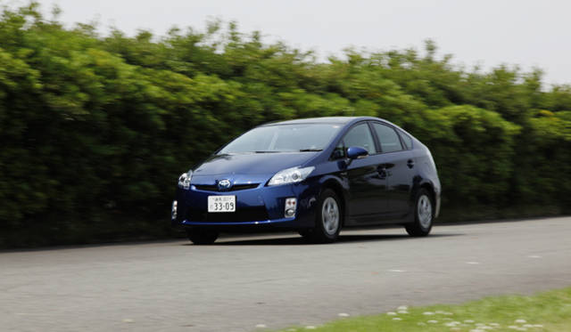 <b>TOYOTA PRIUS｜トヨタ・プリウス</b>