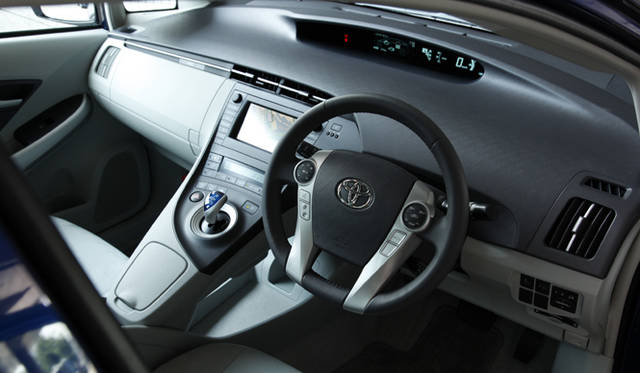 <b>TOYOTA PRIUS｜トヨタ・プリウス</b>