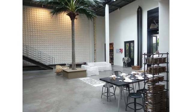 パリのコンセプトストア『merci（メルシー）』　ヤシの木の後ろの壁が「WASARA-WALL」