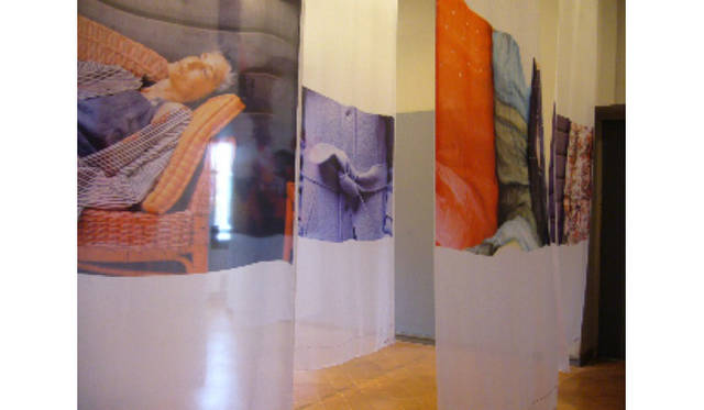 「INTERVALLO 幕間展」 ファッションデザインの作品を撮影。パーティションとして空間をつくる （コロンバ・レッディ Colomba Leddi）