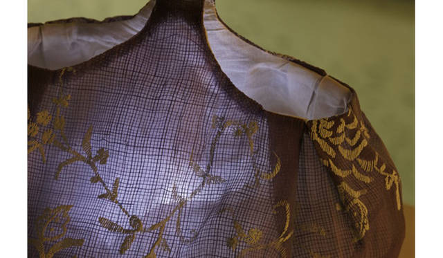 「INTERVALLO 幕間展」 透けて見えるテキスタイルを扱ったバッグ。芯地が構造を支えている （和井内京子 Kyoko Waina）