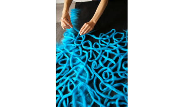 「INTERVALLO 幕間展」 フェルトの達人としてしられるクリスティーネ。独自の製法で羊毛をあやつる （クリスティーネ・ビルクレ Christine Birkle）