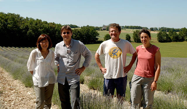 左から、私、ジル・バートゥミュウさん、ラベンダー農家のご夫妻