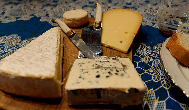 ワインとともに用意される数種類のチーズ