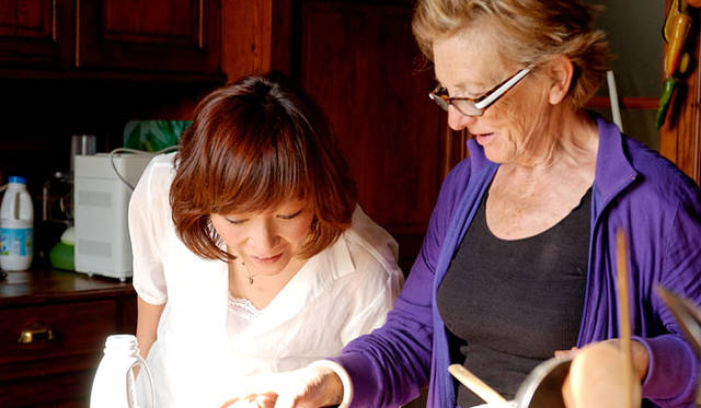 ジルのお母さま。お料理中です