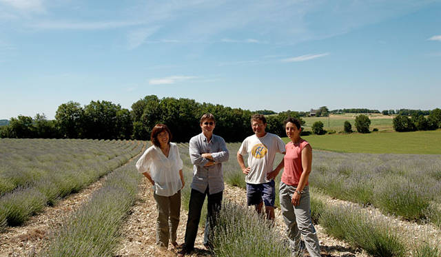 左から、私、ジルさん、ラベンダー農家のご夫妻