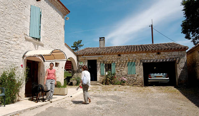 左が、ラベンダー農家ご夫妻のご自宅。右がお店