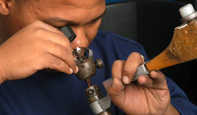 Forevermark｜ダイヤモンドは熟練した職人によってカッティングされる。