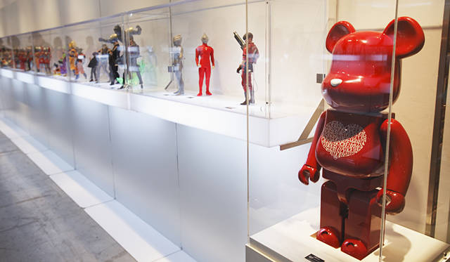 右手前｜International Love Heart BE@RBRICK 1000%