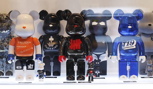 右から順に｜BE@RBRICK LOOPWHEELER 100% / 400%、400% BE@RBRICK T-19、Surrender BE@RBRICK 100% & 400%、BE@RBRICK FULL METALIC JACKET 100% / 400%、BE@RBRICK CLUBKING 400%、Gallery 1950 BE@RBRICK 100% & 400%、MATT BLACK BE@RBRICK 400%
