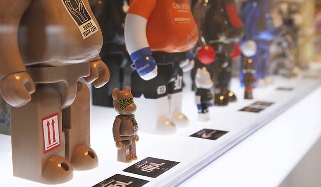 左｜BE@RBRICK STAPLE 100% / 400%