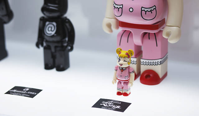 左｜超合金 BE@RBRICK BLACK Ver.（200％SIZE）<br>右｜不思議なベアベル BE@RBRICK 100% & 400%