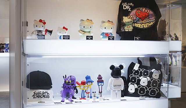 上段右から順に｜DR.ROMANELLII × HELLO KITTY T-shirt、VCD HELLO KITTY Dr.X、VCD HELLO KITTY Dr.X（Anatomy ver.）、VCD CAP & PEP HELLO KITTY、VCD BALZAC HELLO KITTY –WHITE version–<br><br>下段右から順に｜10CC CDG BE@RBRICK BAG(S)、10CC CDG BE@RBRICK 400%、VCD STUSSY×REAS、STUSSY×REAS BE@RBRICK、HELPER T9G Project 1/6Ver.、RANGEAS Tim Biskup Project 1/6Ver. 、SUICIDAL TENDENCIES NEW ERA CAP（BK/BK）、SUICIDAL TENDENCIES NEW ERA CAP（WH/BK）　