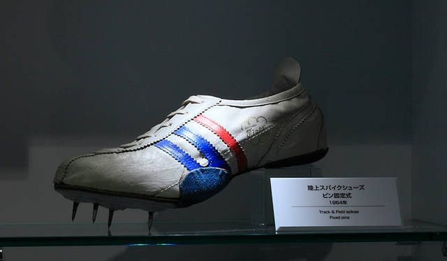 「アシックススポーツミュージアム」2階ヒストリーフィールド内コーポレートヒストリー<br>陸上スパイクシューズ ピン固定式（1964年）
