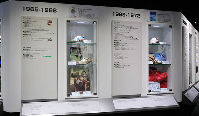 「アシックススポーツミュージアム」2階ヒストリーフィールド内コーポレートヒストリー