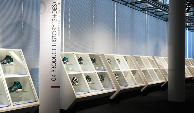 「アシックススポーツミュージアム」2階ヒストリーフィールド内プロダクトヒストリー（シューズ）<br>イチロー選手歴代モデル展示