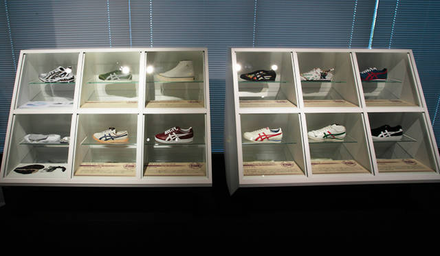 「アシックススポーツミュージアム」2階ヒストリーフィールド内プロダクトヒストリー（シューズ）