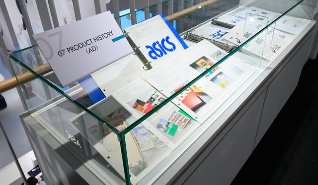 「アシックススポーツミュージアム」2階ヒストリーフィールド内プロダクトヒストリー<br>アシックスのアーカイブ