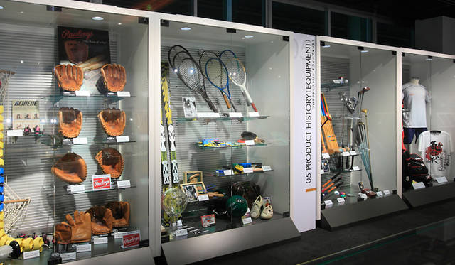 「アシックススポーツミュージアム」2階ヒストリーフィールド内プロダクトヒストリー（スポーティンググッズ）