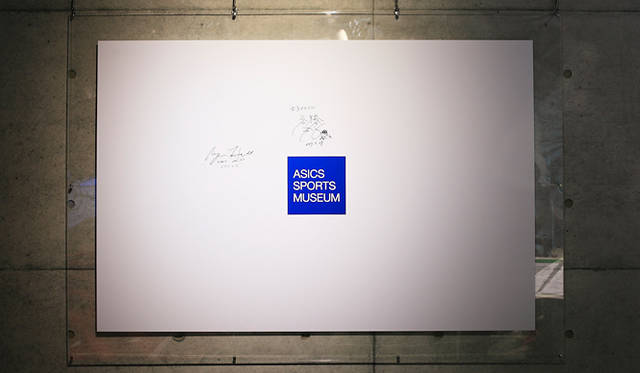 「アシックススポーツミュージアム」1階アスリートフィールド内サインボード