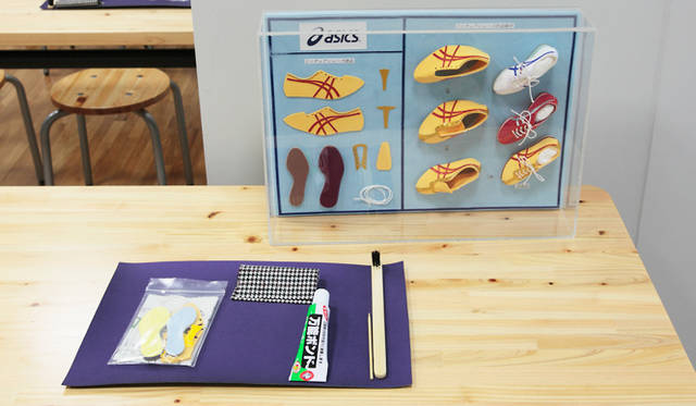 「アシックススポーツミュージアム」1階クラフトルームでは、ミニチュアシューズの作製が体験できる（有料）
