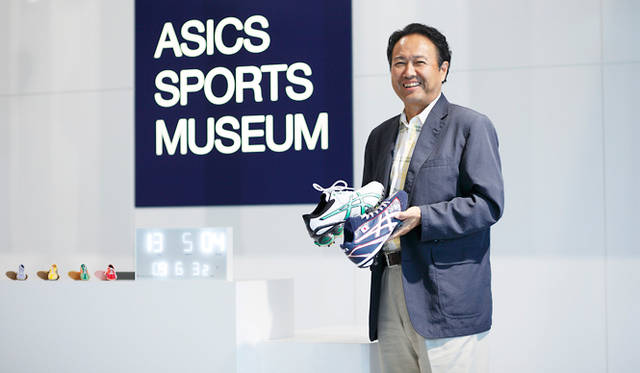 「アシックススポーツミュージアム」館長の藤田和彦さん。左手にしているのは国際大会用のイチロー選手モデル